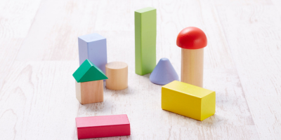 自閉症と診断された娘の運動発達の記録｜0歳から2歳までの変遷と診断までの流れ積み木のイラスト